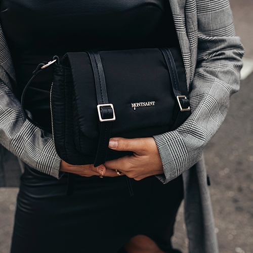 Mujer sosteniendo un bolso negro de nylon de la marca Montsaint