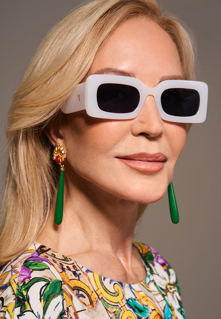 Carmen Lomana llevando las gafas de sol Marbella diseñadas en colaboración con Montsaint